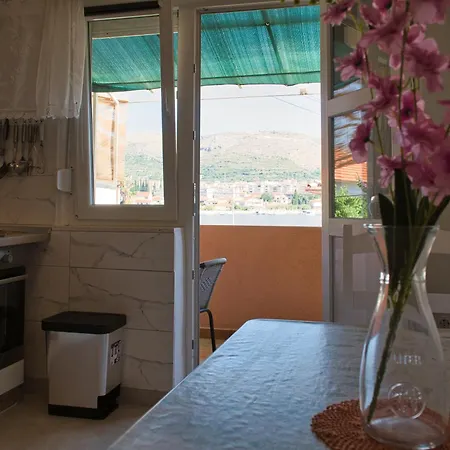 Ella شقة تروغير