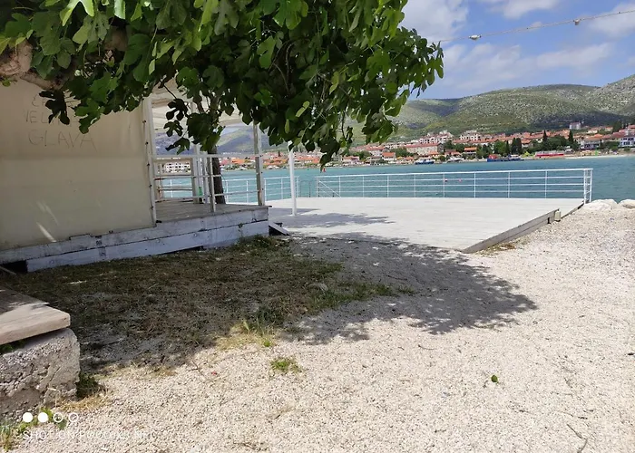 Ella トロギール