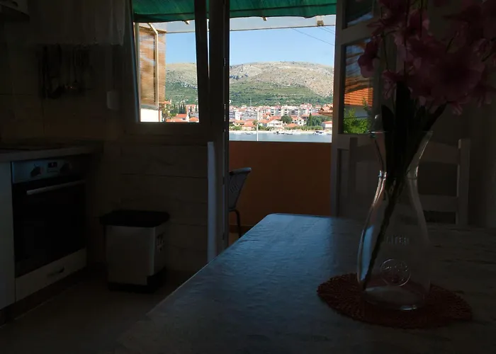 Ella Trogir